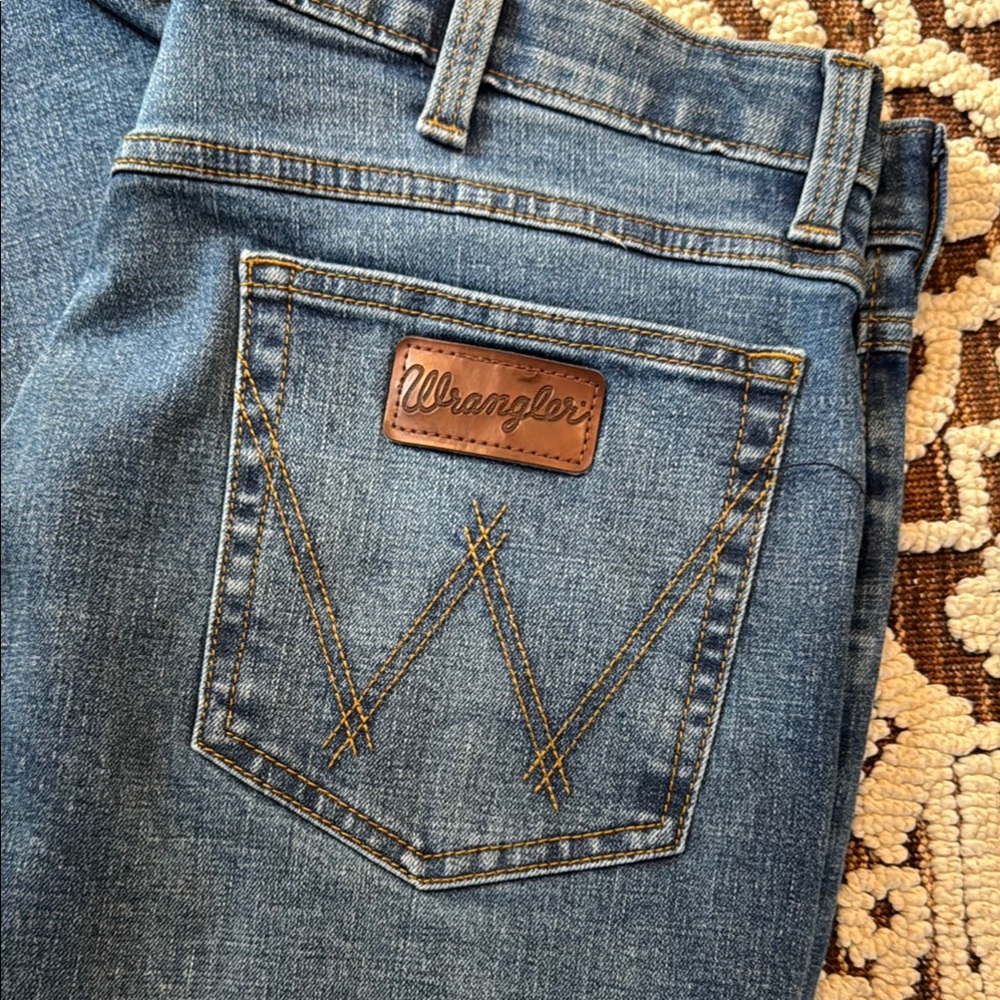 Wrangler Classic Blue Jeans 35 x 34 NWOT Relaxed fit
